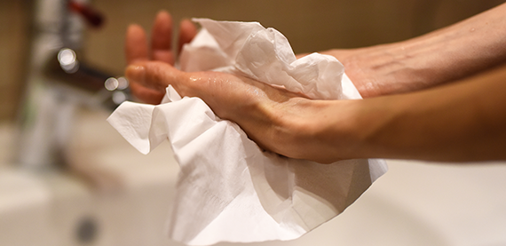 洗手时，纸巾是首选