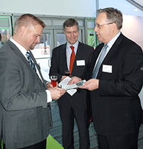 图片:维美纸浆和能源业务线负责人Jyrki Holmala先生向富腾电厂经理Timo Partanen先生致意。马库斯·劳拉莫先生，富腾的首席财务官，在中间。