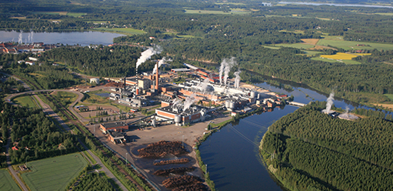 Inkeroinen纸板的年生产能力为24.5万吨，Anjala造纸厂的年生产能力为43.5万吨。他们共享一个联合污水处理厂，如图右侧所示。