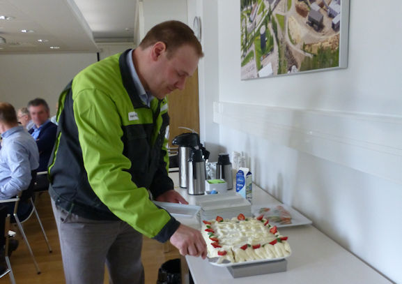 庆祝活动在5月9日达到高潮，整个工厂都在享用Valmet提供的蛋糕。