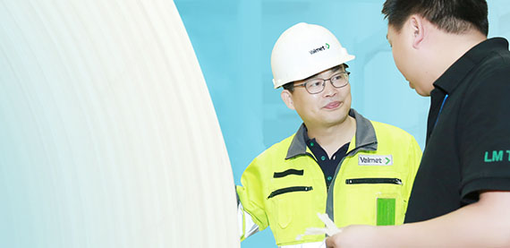 “Valmet纸巾机非常适合支持我们竹纤维的生产目标。这是独一无二的，”李满重庆钢厂项目负责人魏冲表示。季永伟，Valmet项目经理(左侧)。