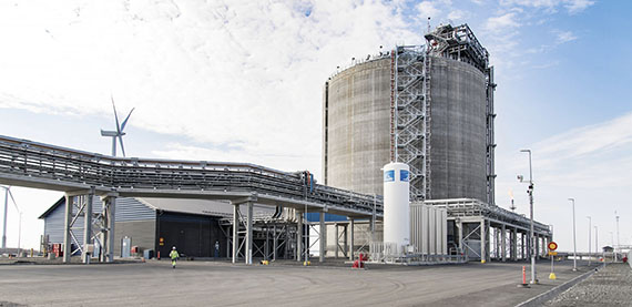 Tornio Manga LNG终端在本地很重要，因为它可以将天然气运送到现有天然气网络以外的公司。它的商业运营始于2019年初。