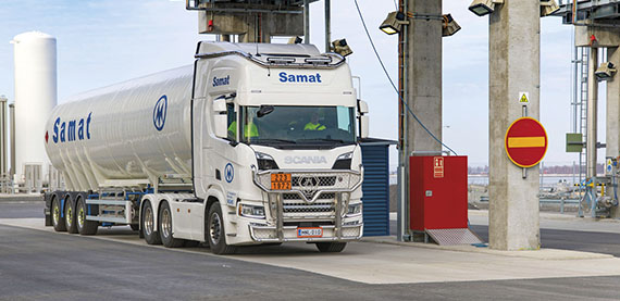 卡车在Tornio Manga LNG终端