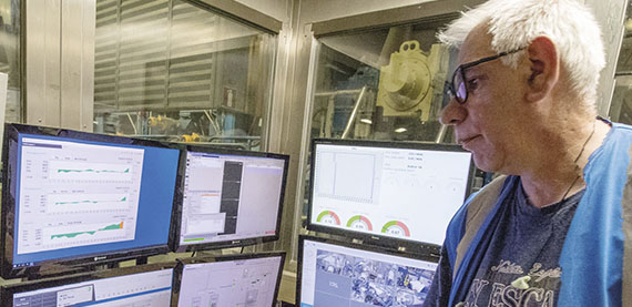 格特·范·比克仔细观察控制室操作站的质量概况。